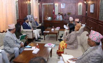 प्रधानमन्त्री दाहाल र निर्वाचन आयोगको टोलीबीच बालुवाटारमा वार्ता